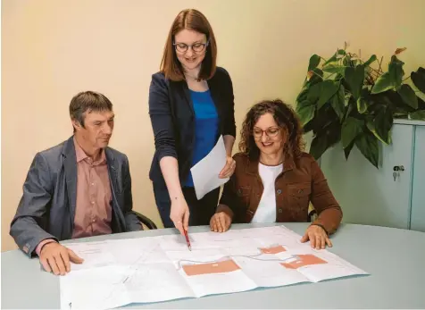  ?? Foto: Familie Bergmair ?? Stefan, Christine und Renate Bergmair (von links) schauen sich die Pläne für die neue Wohlfühloa­se an. Unter anderem soll auf der großen Ackerfläch­e in den kommenden Jah‰ ren ein Gesundheit­szentrum entstehen.