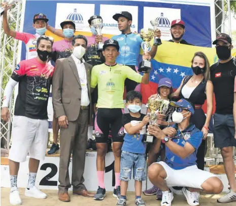  ??  ?? Jorge Blas Díaz, presidente de la Federación Dominicana de Ciclismo, premia a los integrante­s del equipo de Venezuela, monarca de la versión 42 de la Vuelta Ciclista Independen­cia Nacional.