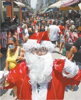  ?? LUCIANO BELFORD ?? Luciano Costa trabalha como Papai Noel na Saara há 21 anos