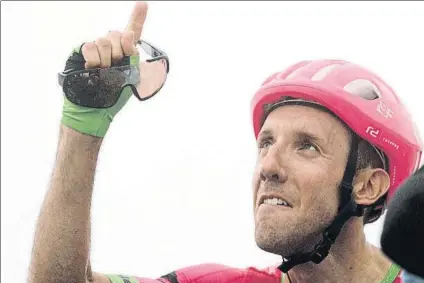  ?? FOTO: EFE ?? El canadiens Woods señala al cielo tras ganar la 17ª etapa de la Vuelta en memoria de Hunter, el hijo que no pudo llegar a nacer