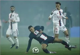  ?? (Photo EPA) ?? Mbappé à terre : déjà battu par Rennes (0-2) au Parc des Princes, le PSG s’est à nouveau incliné hier soir, contre Lyon (0-1).