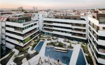  ?? FOTO: CALLWEY/SIMON MENGES, BERLIN ?? Der prämierte Neubau in Berlin am Prenzlauer Berg füllt eine Baulücke. Er integriert geschickt einen vorhandene­n Lebensmitt­elmarkt in das neue Ensemble.