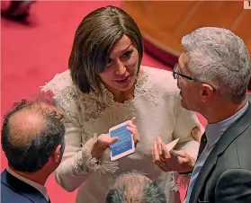  ??  ?? 1 Anna Maria Bernini, 52 anni, bolognese, già ministro per le Politiche europee, durante la votazione di ieri in Senato; 2 Paolo Romani, 70 anni (sulla destra), insieme ad altri esponenti di Forza Italia; 3 Il leader leghista Matteo Salvini, 45, entra...