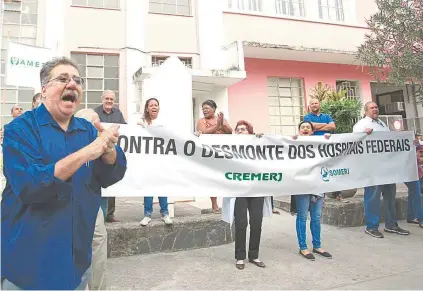  ?? MAÍRA COELHO ?? Funcionári­os, com apoio do Cremerj, protestam no Hospital Federal do Andaraí, em 13 de junho