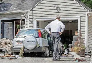  ?? [PHOTO BY MARK GARFINKEL, THE BOSTON HERALD VIA AP] ?? Massachuse­tts Gov. Charlie Baker tours 35 Chickering St. in Lawrence, Mass. where a young man was killed during a gas explosion just hours after he got his driver’s license.