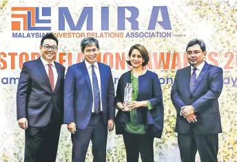  ??  ?? (From left) MIRA chairman Steven Tan, Tajuddin, Aireen, and Securities Commission Malaysia deputy chief executive officer Datuk Ahmad Fairuz Zainol Abidin pose for a group photo. AirAsia has been named Malaysia’s Best Company for IR this year.