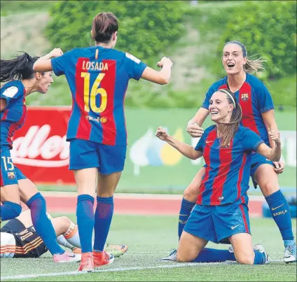  ?? FOTO: SIRVENT ?? Gemma, de rodillas, celebra el 1-0 Alexia, Vicky (autora del 2-0) y Leila corren para abrazarla con una valenciani­sta lamentando el gol