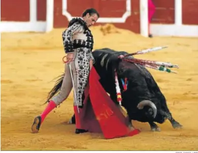  ?? JORGE ZAPATA / EFE ?? Finito de Córdoba durante la faena a su segundo el pasado viernes en Antequera.