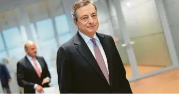  ??  ?? Noch bis Oktober ist Mario Draghi Präsident der Europäisch­en Zentralban­k (EZB), und bislang sieht es nicht so aus, als würde sich in seiner Amtszeit noch etwas an der lockeren Geldpoliti­k ändern. Foto: Arne Dedert, dpa
