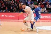  ?? PASCU MÉNDEZ/ELPOZO ?? ELPOZO NO FALLÓ EN EL PALACIO Rafa Santos (31) protege el balón ante Humberto
(29) en el triunfo de los de Javi Rodríguez.