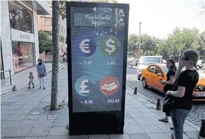  ?? Osman Orsal/ reuters ?? Una casa de cambio en Estambul refleja la pérdida de valor de la lira turca