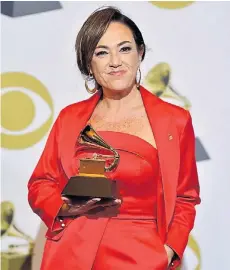  ??  ?? Claudia Brant. Y su Grammy por Mejor álbum pop latino.