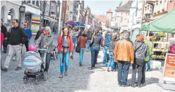 ?? FOTO: SPITZ ?? Viele Besucher lockte das Frühlingsw­etter nach Villingen zum Stadtbumme­l und zum Sonntagsei­nkauf.