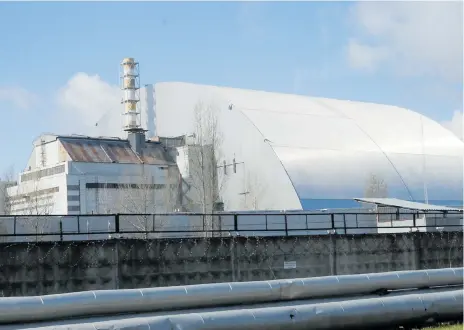  ??  ?? Sarkofagen över reaktor 4 i Tjernobyl.
Foto: Efrem Lukatsky/tt