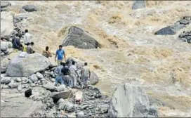  ?? HT FILE ?? People do the last rites of flashflood victims on bank of the river Mandakini in Uttarakhan­d on June 23, 2013. Around 6,000 people were killed in the flashflood­s that hit the state.