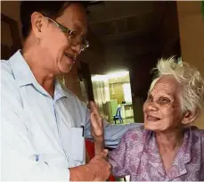 ??  ?? Grateful: Lee thanking an elderly voter in Cheka for her support.