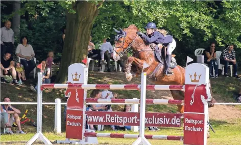  ?? RP-FOTO: RUTH KLAPPROTH ?? Als einzige Starterin legt Sabrina Busch vom Reit- und Fahrverein Ratheim auf ihrem Pferd Ruben im S*-Springen mit Stechen einen fehlerfrei­en Ritt hin und holt sich so den Sieg.