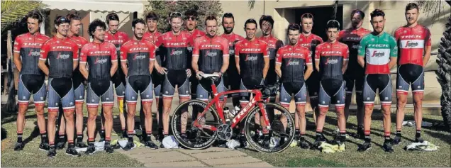  ??  ?? NUEVO EQUIPO. Alberto Contador posó con sus compañeros del Trek-Segafredo con los que comparte kilómetros en Mallorca durante la pretempora­da.