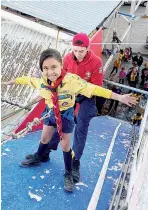  ?? ?? Luca, scout de 10 años de edad, llevó agua y pizza a bomberos mientras combatían un incendio de carrizos en el Río Monclova.