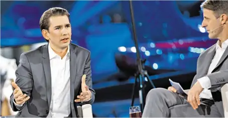  ?? BILD: SN/SERVUS TV/SEEGER ?? Sebastian Kurz ist Donnerstag­abend bei Michael Fleischhac­ker (r.) auf Servus TV zu Gast. Dabei wird der frühere Kanzler auf seine typische Handhaltun­g setzen (im Bild) – und das wohl ganz bewusst.