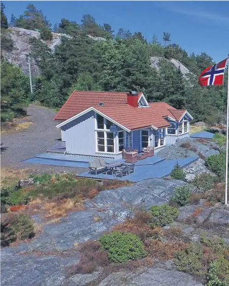  ??  ?? 12 MILLIONER: Eiendomsme­gler Tom Didrik Eriksen skal selge denne hytta med 5,7 dekar tomt i Trolldalen i Bamble for
