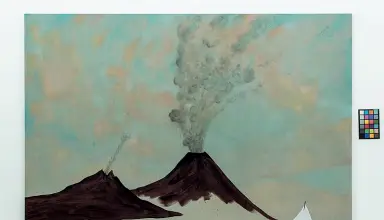  ??  ?? Qui sopra, uno dei lavori di Caragh Thuring dedicati ai vulcani In alto, un fotogramma del film di Steve McQueen in mostra alla Thomas Dane Gallery