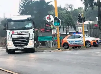  ?? Photo: Dave Savides ?? Traffic officers intercept a truck illegally proceeding through Empangeni town on Wednesday morning