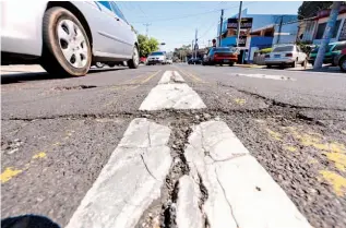  ??  ?? Pendiente. La 29.ª calle poniente-oriente es una de las que está pendiente de una intervenci­ón mayor por parte de FOVIAL en San Salvador.