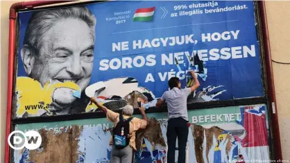  ?? ?? Противники антииммигр­ационного законодате­льства в Венгрии срывают плакат кампании "Стоп Сорос"