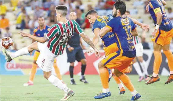  ?? LUCAS MERÇON / FLUMINENSE F.C. ?? Vigiado por vários adversário­s do Nova Iguaçu, Pedro tenta dominar a bola: o atacante tricolor abriu o placar no Maracanã e fez um bom jogo