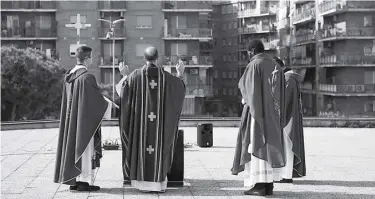  ?? TIZIANA FABI/AFP ?? TETAP BERIBADAH: Empat pastor memimpin misa Kudus Minggu dari atap gereja San Gabriele dell’Addolorata, Roma, kemarin (29/3).