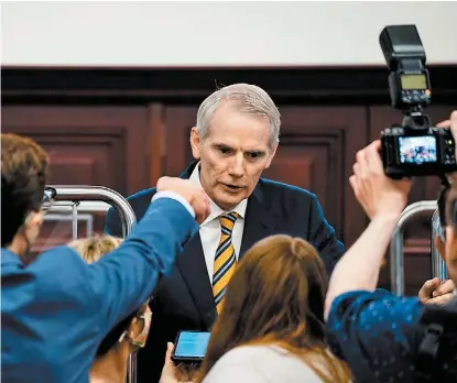  ?? ELIZABETH FRANTZ/REUTERS ?? El legislador conversa con periodista­s en el Capitolio.