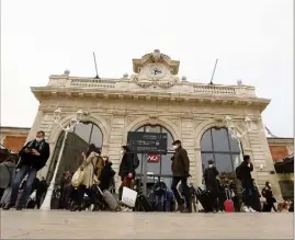  ??  ?? À la gare de Toulon, depuis l’annonce des dernières restrictio­ns sanitaires, les trains en provenance de la capitale ne désempliss­ent pas.