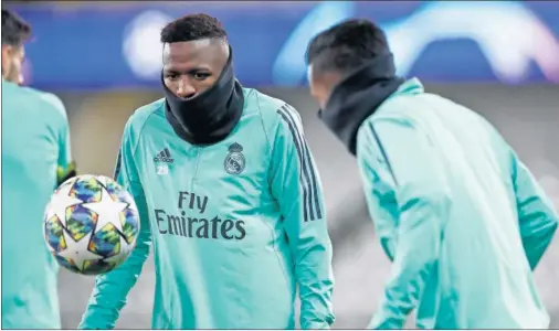  ??  ?? Vinicius y Rodrygo, durante el entrenamie­nto de ayer en el Jan Breydel, estadio donde se disputará el encuentro de esta noche.