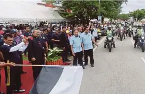  ?? MUHD ASYRAF SAWAL
PIC BY ?? Datuk Seri Adnan Yaakob (left) flagging-off MACC’s Kembara Jelajah Anti-Rasuah convoy in Pekan yesterday. Present is MACC chief commission­er Tan Sri Dzulkifli Ahmad (second from left)