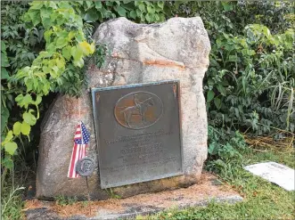  ?? ED RICHTER / STAFF ?? This marker in Franklin says it is in remembranc­e of Confederat­e Gen. Robert E. Lee and the Dixie Highway.