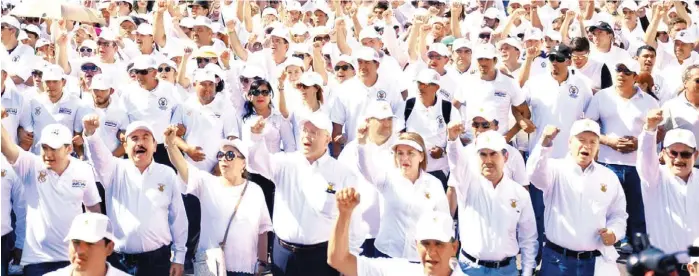  ??  ?? El rector Juan Eulogio Guerra Liera estuvo al frente de la comunidad universita­ria en el tradiciona­l desfile del Día del Trabajo.