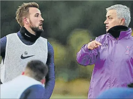  ??  ?? Kane y Mourinho dialogan en un entrenamie­nto del Tottenham