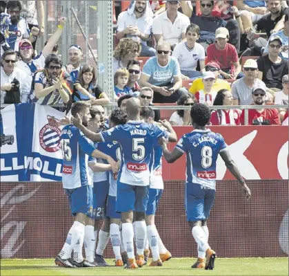  ?? ICONNA / GLÒRIA SÁNCHEZ ?? Los jugadores del Espanyol celebran el primer tanto de Gerard Moreno en Montilivi, ayer.