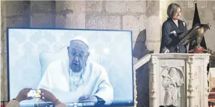  ?? EL PERIÓDICO ?? Proyección del mensaje del Papa Francisco durante el pregón de Eva Fernández, en la basílica de Santa Eulalia.