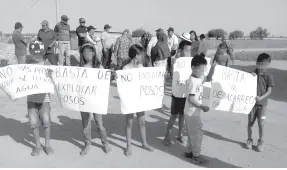  ??  ?? • Habitantes de dos comunidade­s de Huatabampo se manifestar­on ayer para evitar que sacaran agua de sus pozos para llevarla a vender.