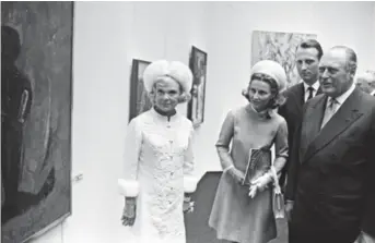  ?? Foto: Per Svensson ?? Kongefamil­ien deltok da Sonja Henie (t.v.) og ektemannen Niels i 1968 åpnet Henie Onstad Kunstsente­r ved Høvik i Bærum. Her vises kong Olav (t.h.) rundt i galleriet. I midten kronprins Harald og hans forlovede, Sonja Haraldsen.