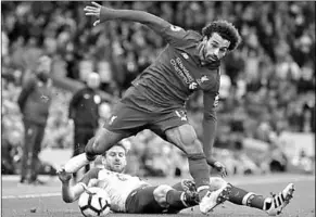  ??  ?? Mohamed Salah van Liverpool gaat langs een speler van Southampto­n. (Foto: ESPN)