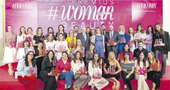  ?? ?? Las personas reconocida­s por los Premios Woman Beauty, con Arantza Sarasola (editora de Woman), Javier Moll y otros directivos de Prensa Ibérica.