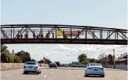  ?? Manuel Orbegozo/Special to the Chronicle ?? Banners over Highway 101 near University Avenue in East Palo Alto support Israelis being held in Gaza.