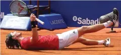  ?? MANU FERNANDEZ/AP PHOTO ?? TAK MENGIRA: Petenis Yunani berusia 19 tahun Stefanos Tsitsipas merayakan kemenangan­nya atas Pablo Carreno Busta pada semifinal Barcelona Open 2018.