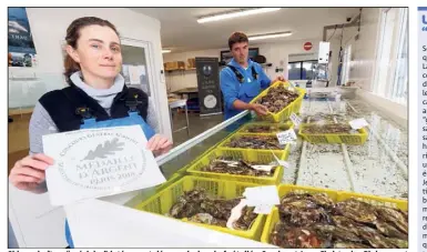  ?? (Photos Dominique Leriche) ?? Si leurs huîtres “spéciales” intéressen­t désormais des chefs étoilés, Sandra et Jean-Christophe Giol servent aussi les clients directemen­t sur place à la Petite Mer, au coeur de la baie du Lazaret.