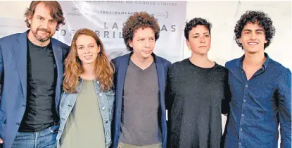  ?? ÉDGAR NEGRETE ?? El director y parte del elenco en la presentaci­ón del filme.