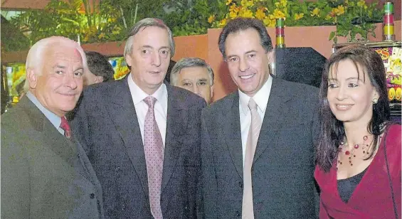  ??  ?? Otros tiempos. Néstor y Cristina Kirchner junto a Cristóbal López y Ricardo Benedicto inauguran en el 2013 un casino en Río Gallegos.