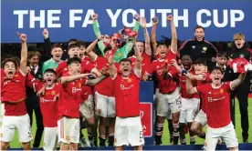  ?? ?? Manchester United celebrate with the trophy. Photograph: Alex Livesey/Getty Images